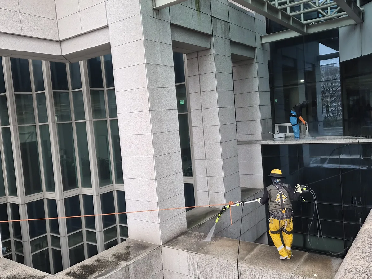 북구 명촌동 상가건물 옥상 파라펫 장비 주변 정밀 위생청소 사례 - 행진크린