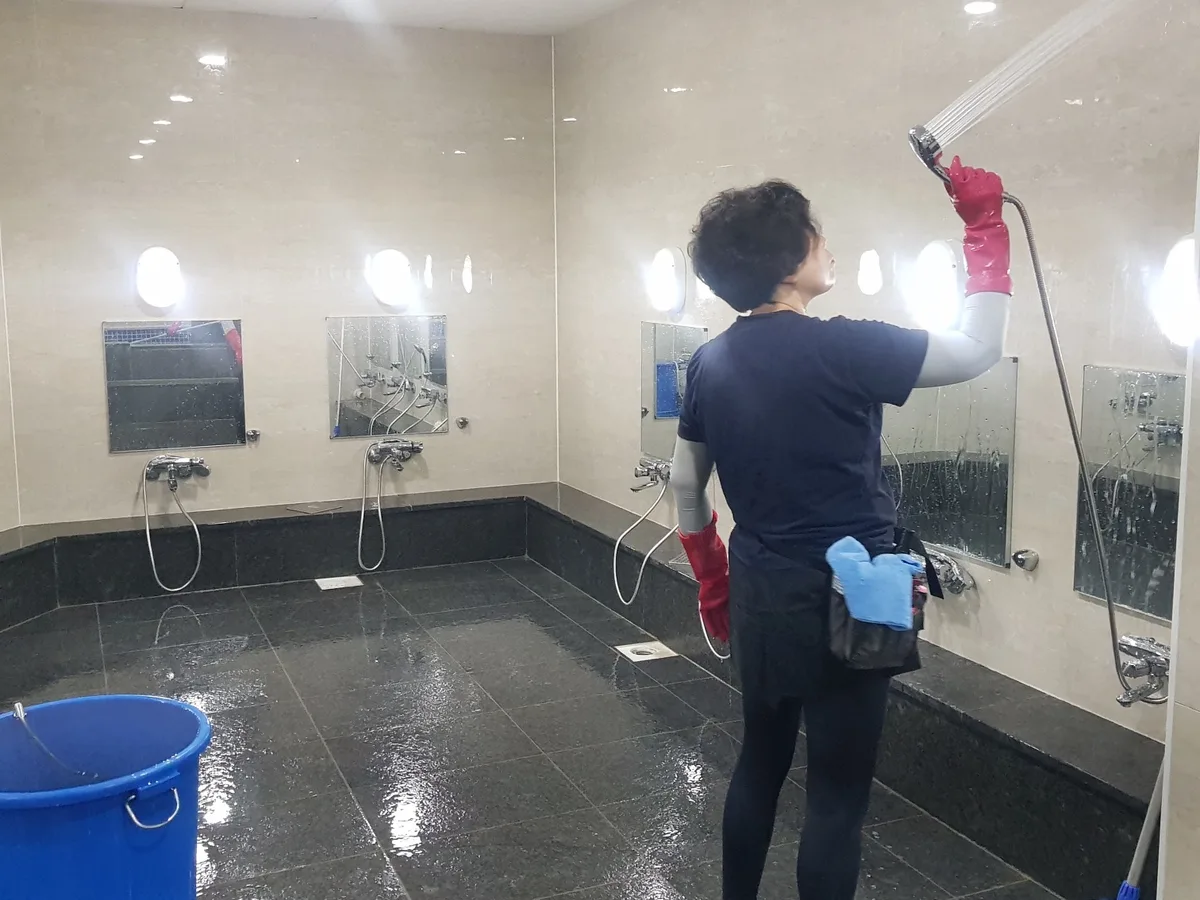 동구 일산동 목욕탕 탈의실·파우더룸 바닥 위생청소 사례 - 행진크린