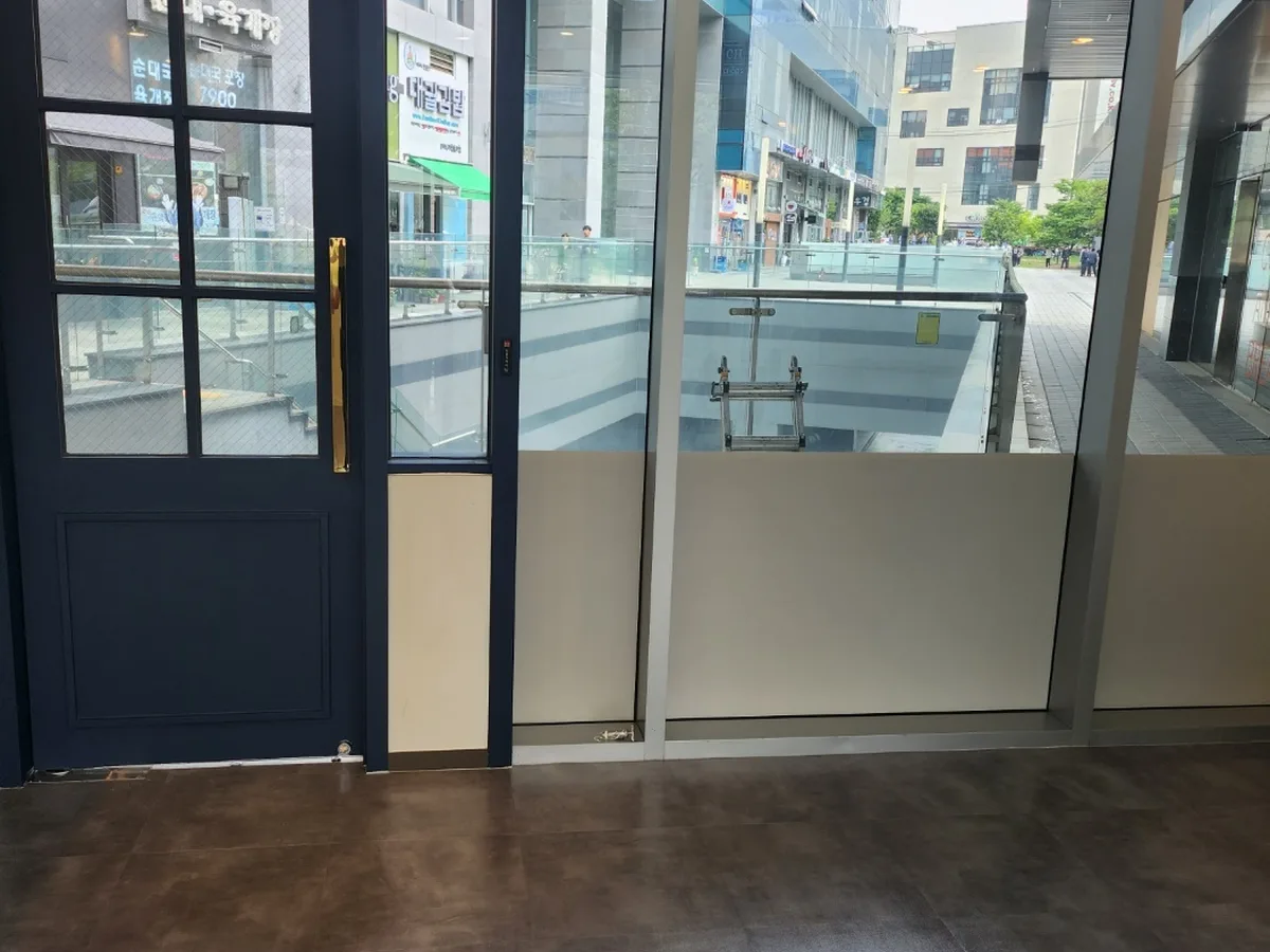 동구 일산동 현장 출입문·프레임 바닥 위생청소 사례 - 행진크린