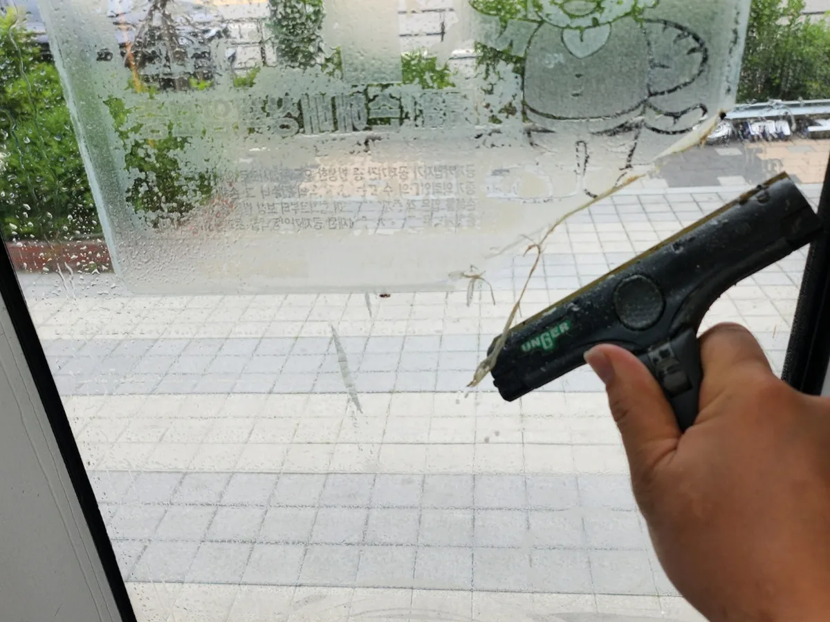 중구 반구동 사무실 고층 외창 장비 주변 정밀 위생청소 사례 - 행진크린